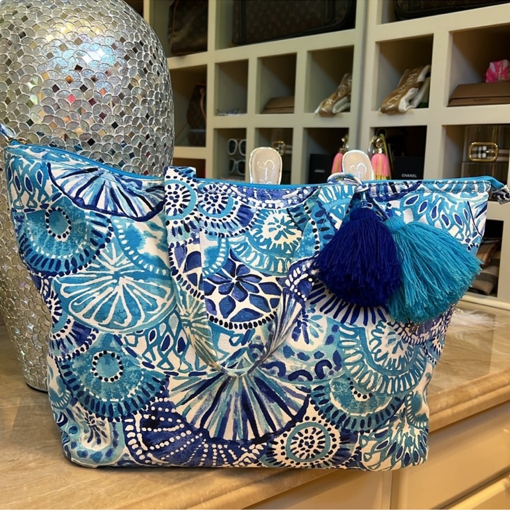 NEW Lilly Pulitzer Half Shell With Pom Poms Tote Bag Purse Carry-On Luggage - Picture 4 of 6